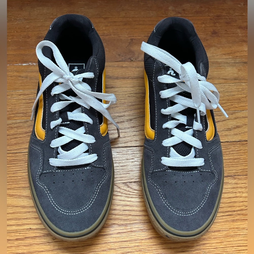 VANS MEN’S NAVY BLUE SNEAKER WITH YELLIW STRIPE WHITE LACES SIZE 10